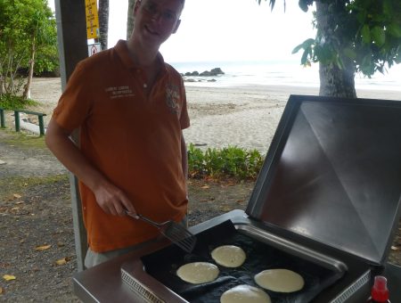 Pannenkoekjes bakken aan het strand