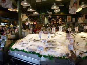 Op de vismarkt in Seattle is er volop keuze, maar de grote zalmen uit de regio zijn toch wel het prominentst aanwezig :)